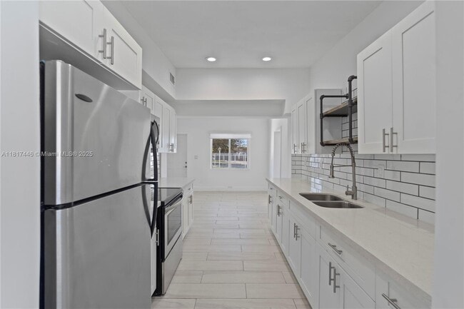 Building Photo - 641 E 44th St