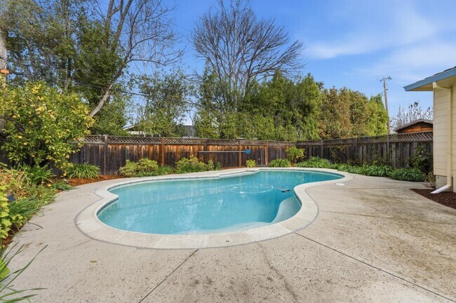 Building Photo - 8 Patricia Pl