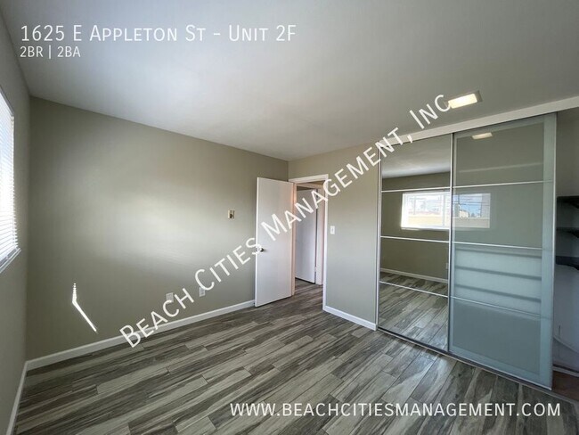 Building Photo - 1625 E Appleton St