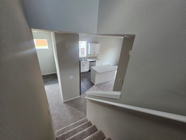 Building Photo - Stunning 4-Bedroom Pet-Friendly Home for L...