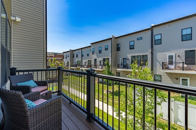 Building Photo - Modern 3 BR Townhome in Village of Towne Square Includes Trash, Cable/internet and Landscaping!