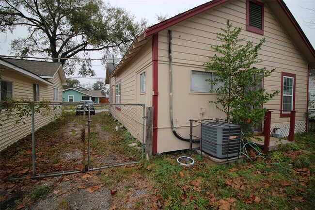 Building Photo - 418 3rd St