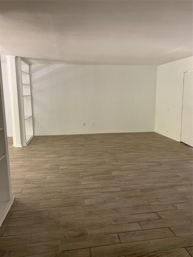Building Photo - 5625 Antoine Dr
