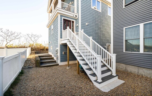 Building Photo - 12 Epping Ave