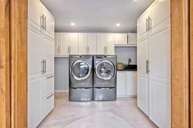 Building Photo - Charming 4-Bedroom Home in Bay Park — Move-In Special!!!