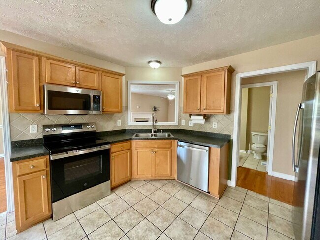 Building Photo - Spacious 4-Bed Haven With 2.5 Baths In Jack Britt District!
