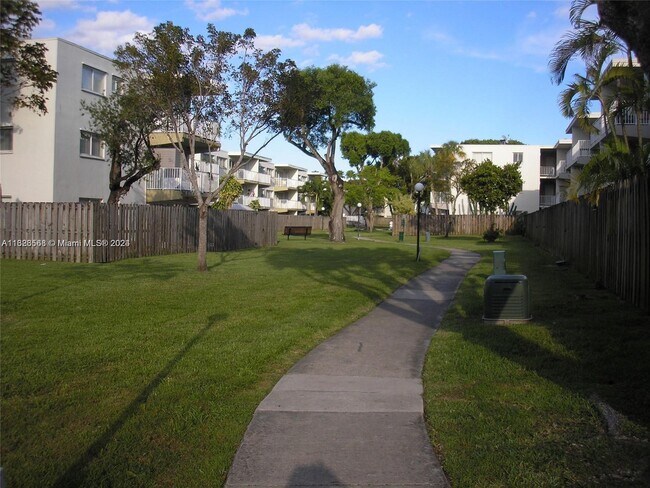 Building Photo - 7725 N Kendall Dr