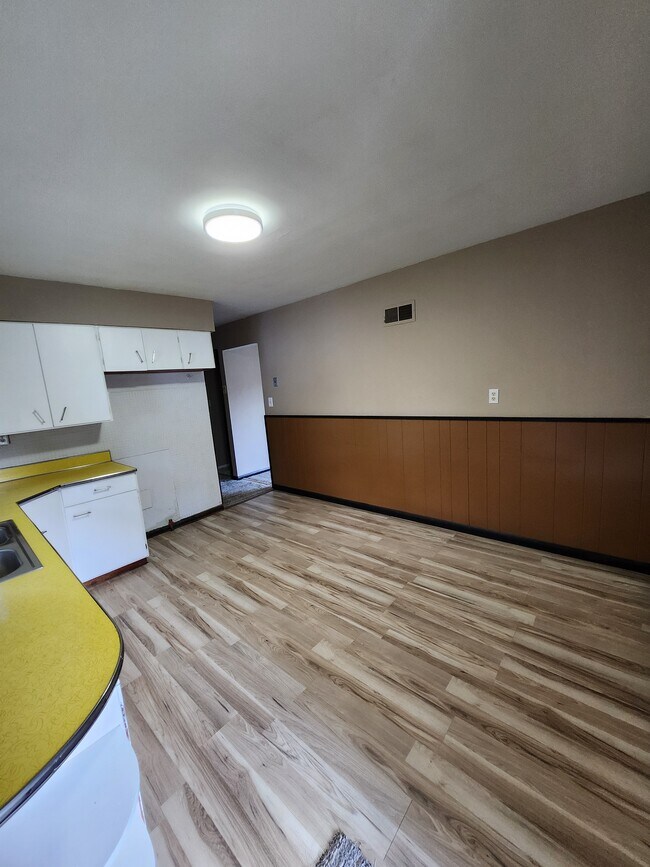 Building Photo - 2116 W Kettelle St
