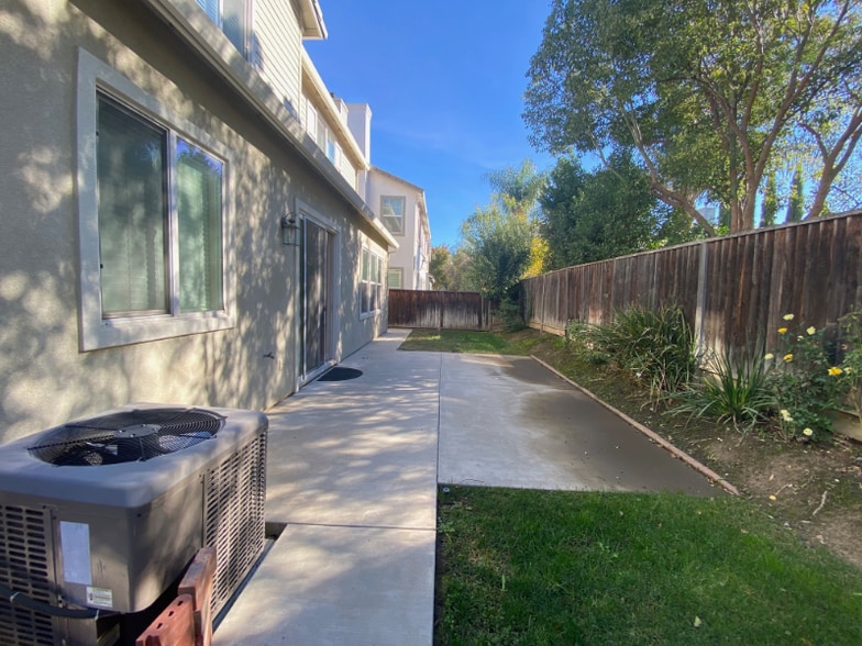 Building Photo - 1042 Tulloch Dr