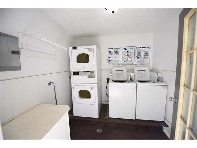 Building Photo - 2833 Kings Rd