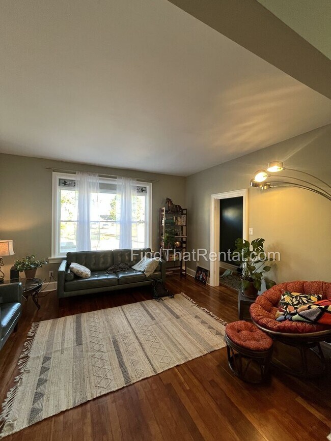Building Photo - Downtown Carlisle Beautifully Renovated Pe...