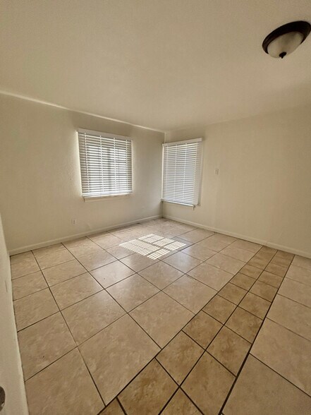 Building Photo - 1402 N Willowbrook Ave