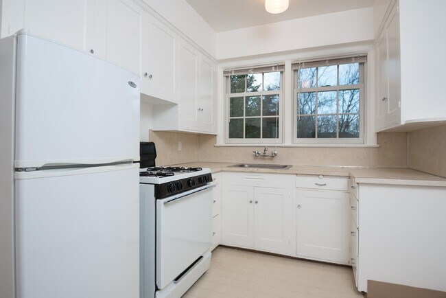 Building Photo - Be a Star in our Vintage 1 Bedroom Hollywood Apartment