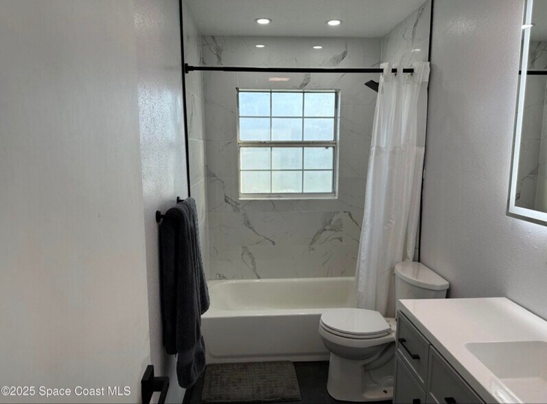 Building Photo - 3782 Catalina Dr