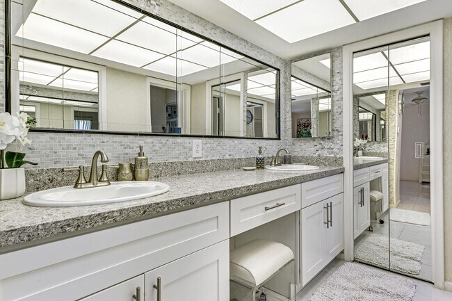 Building Photo - 450 French Royale Cir