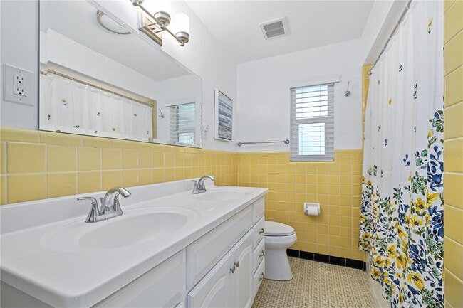 Building Photo - 2694 Pinehurst Ave