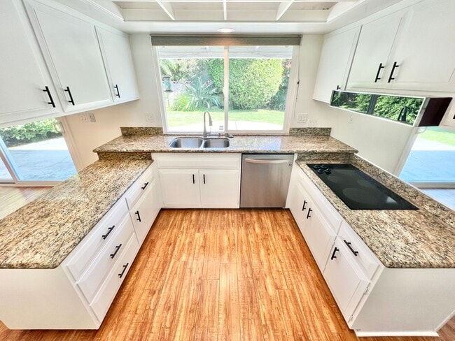 Building Photo - Spacious 3BR Single-Story Residence | Central Air, Fireplace, Private Backyard Retreat