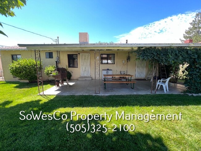 Building Photo - FULLY FURNISHED  3 Bedroom - Short or Long...