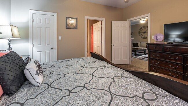 Building Photo - Woodshire Duplexes & Townhomes