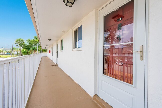 Building Photo - Centrally Located Beachside Condo in Ormond