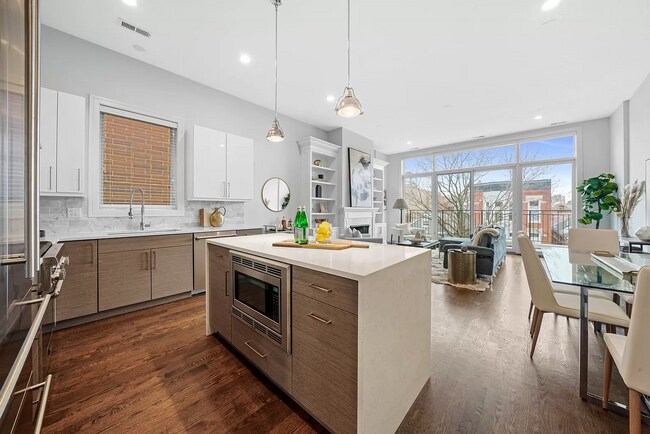 Building Photo - 1085 N Marshfield Ave