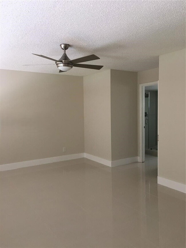 Building Photo - 10951 N Lakeview Dr