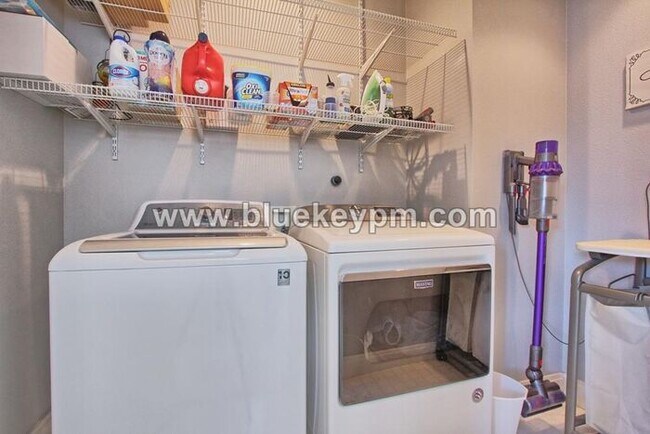 Building Photo - 2 Bed, 2.5 Baths Townhome in Beaverton Nea...