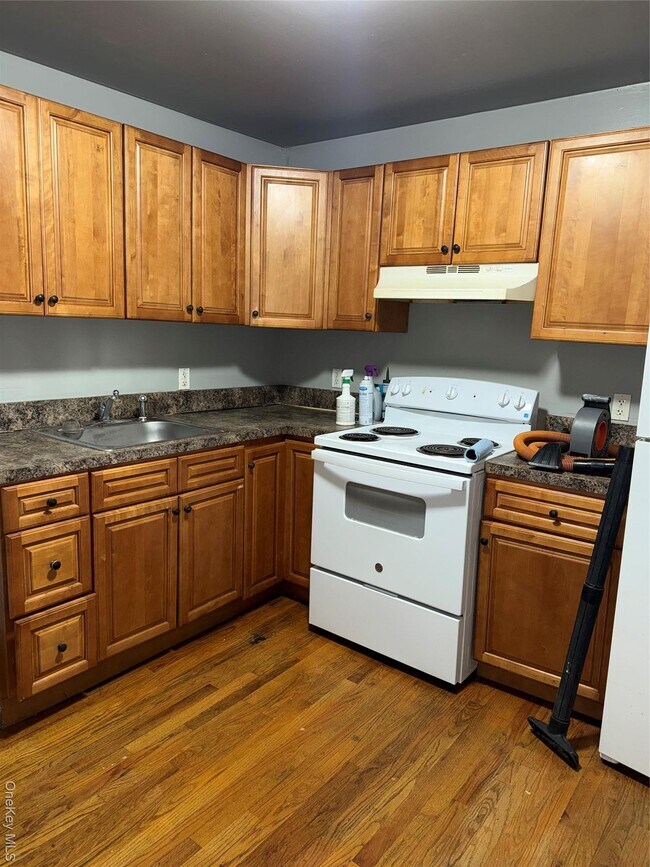 Building Photo - 54 Gifford Ave