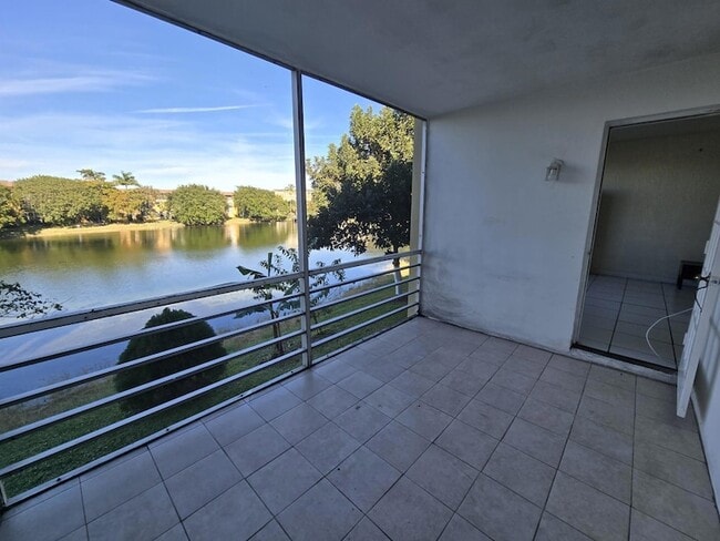 Building Photo - 5335 NW 10th Ct