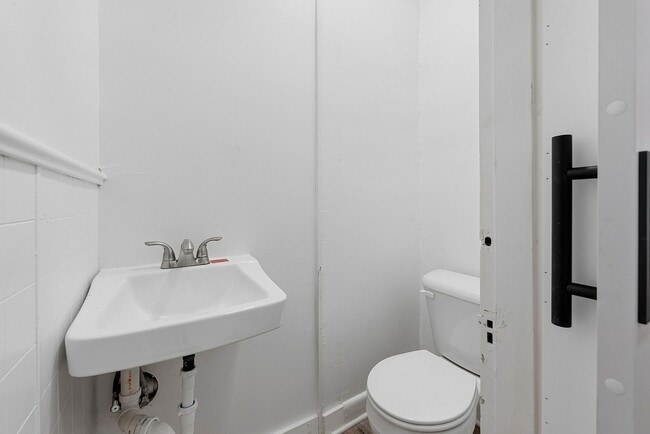 Building Photo - CHEVIOT: Charming 4 bed 2.5 bath 1 car detached garage
