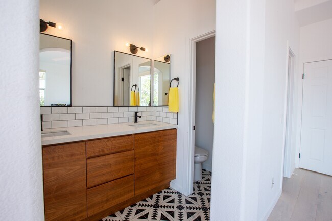 Building Photo - 593 Sweet Pea Pl