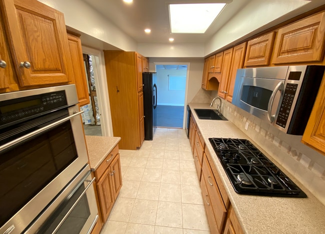 Building Photo - Renovated 3BD/1BA! Great Yard!