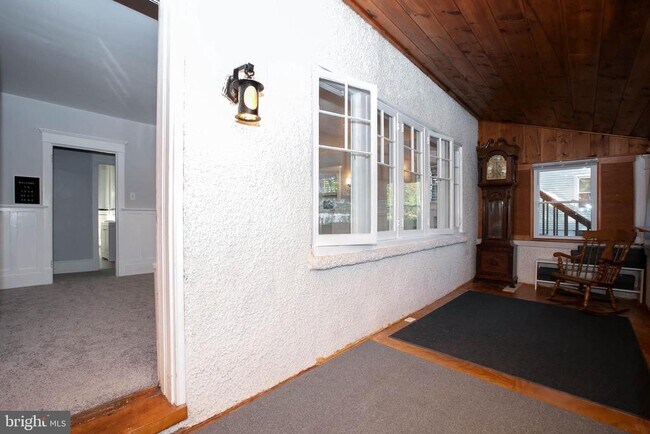 Building Photo - 20 E Merchant St