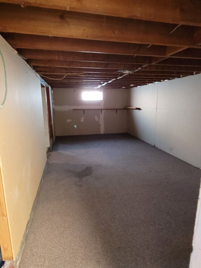 Building Photo - CHRISTMAS SPECIAL DECEMBER RENT 1/2 OFF - House with Full Basement