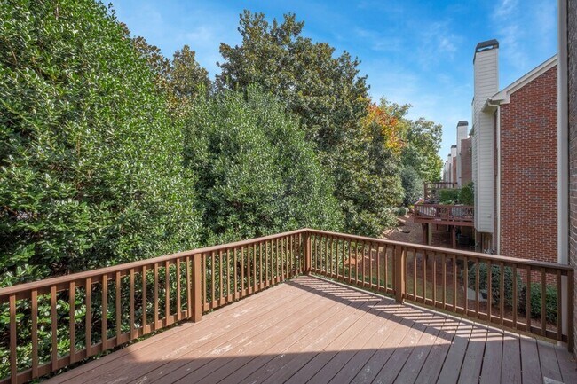 Building Photo - 1240 Dunwoody Cove