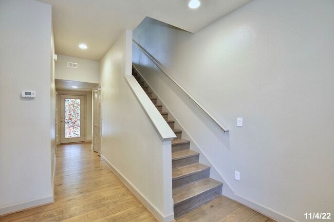 Building Photo - Beautiful 4/4.5 Home with 2 Car Garage in the Heart of Mills-Orlando!