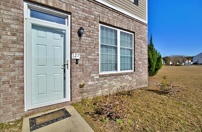 Building Photo - 127 Davila St