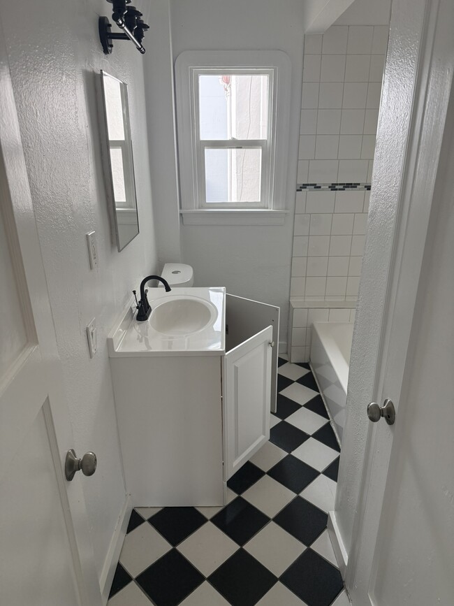 Main bathroom - 309 36th St