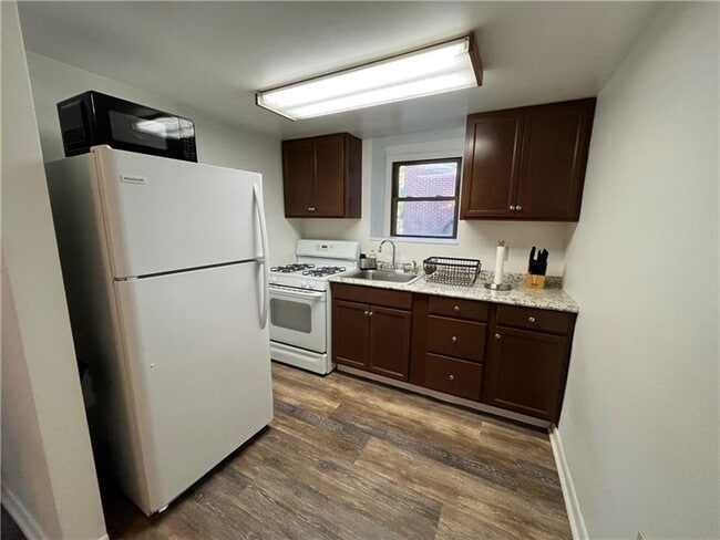 Building Photo - 1601 Hillsdale Ave