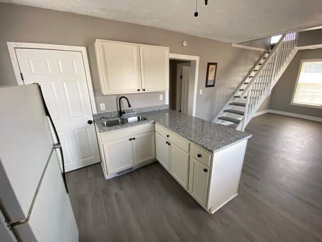 Building Photo - Very attractive 2BR 1/2 duplex