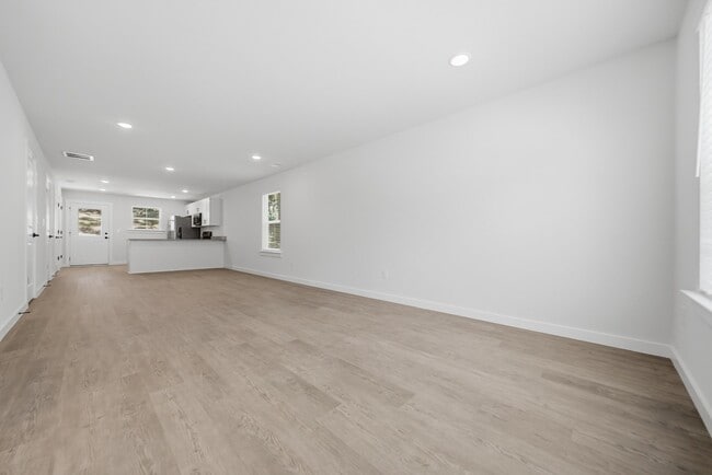 Building Photo - Hickory Duplex 131