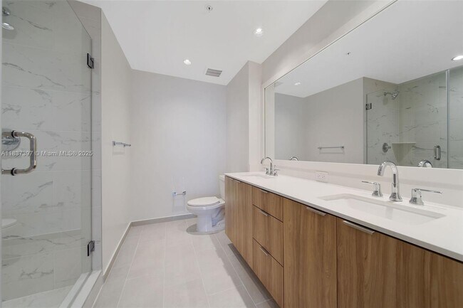 Building Photo - 2150 N Bayshore Dr