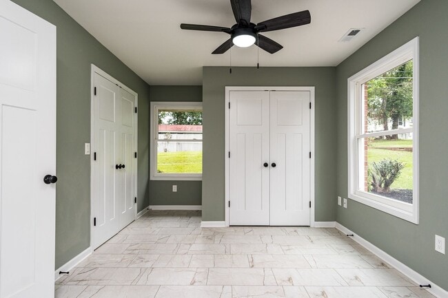 Building Photo - Newly renovated 4 Bedroom 3 Bathroom Home ...