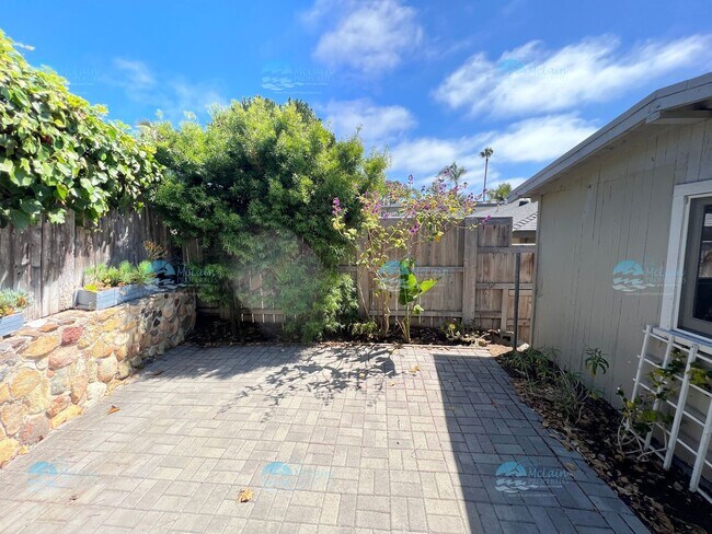 Building Photo - 304 N Rios Ave