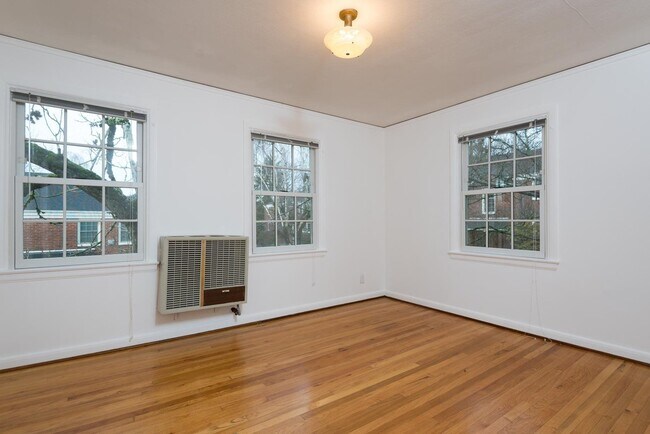 Building Photo - Vintage 2 Bedroom Townhouse