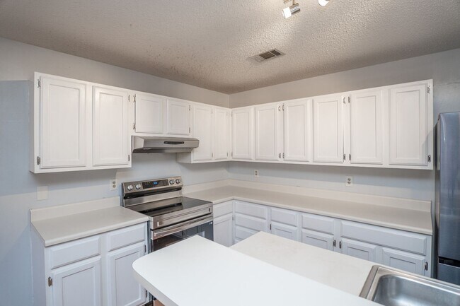 Building Photo - 4 Bedroom Home in North Little Rock with S...