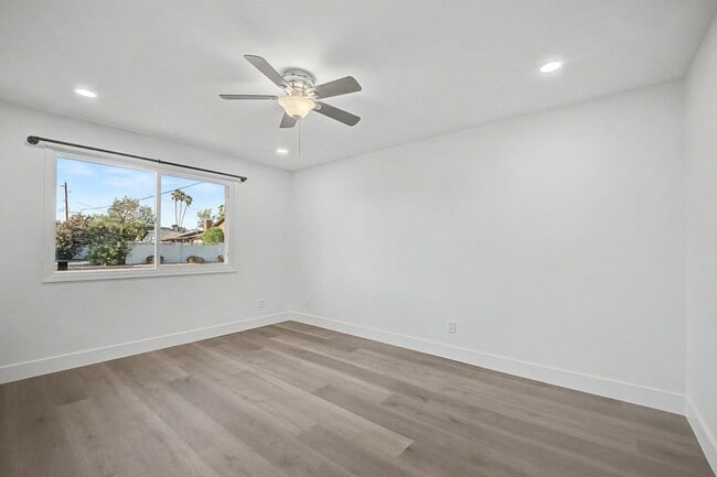 Building Photo - 6 Bed/ 3 Bath with Pool