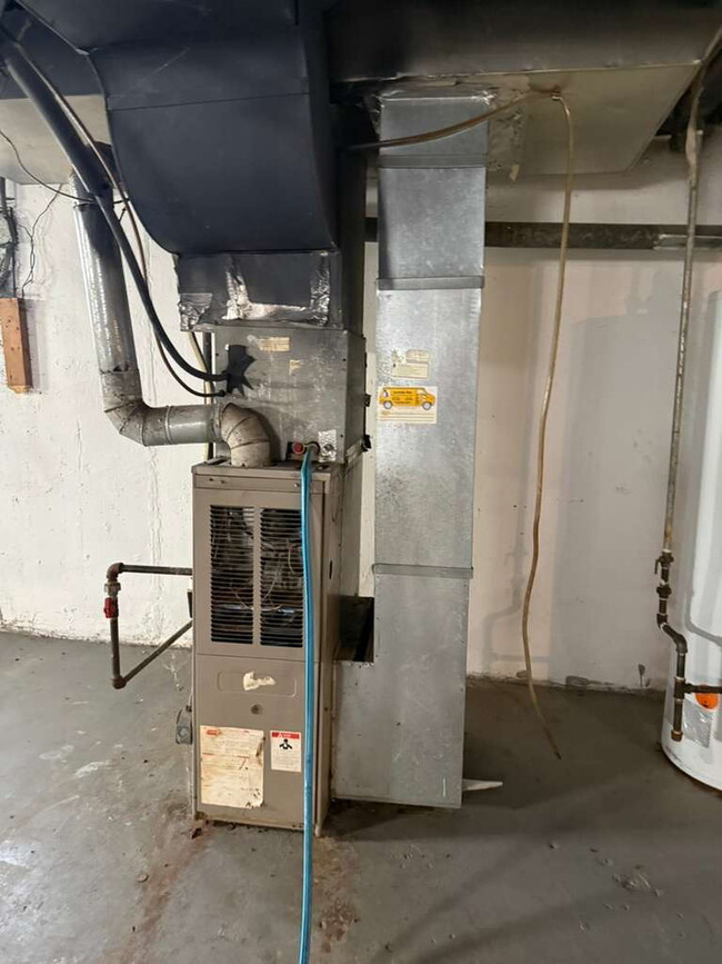 Building Photo - "Charming 2-Bedroom Retreat in University City - Cozy 900 Sq. Ft. Home!"  HUGE bedrooms with Base...