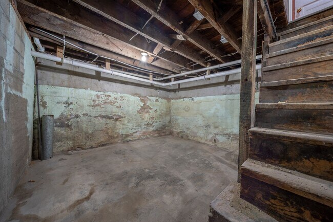 Building Photo - 748 Fairview Ave NE