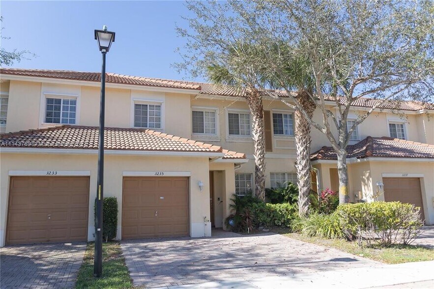 Building Photo - 3235 NW 31st Ter